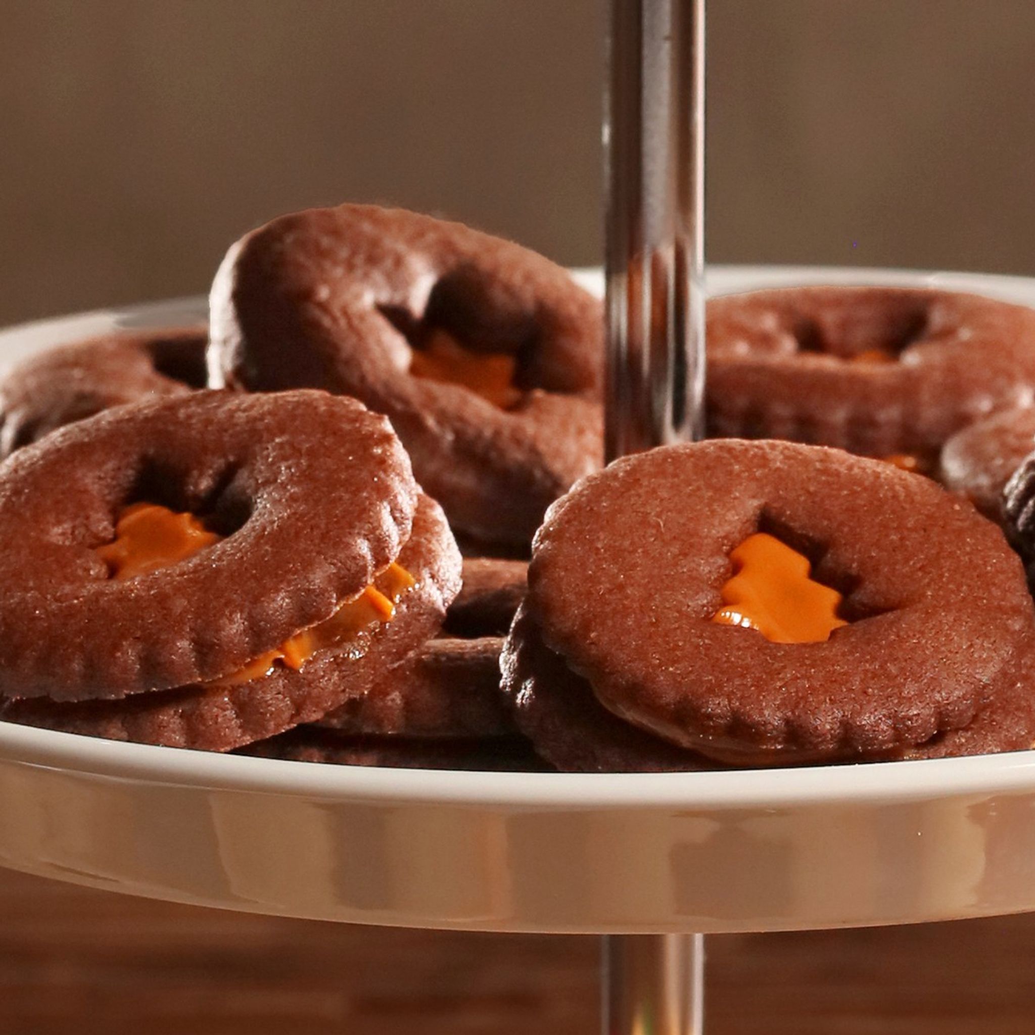 Kakao-Linzer-Plätzchen mit Karamellcreme