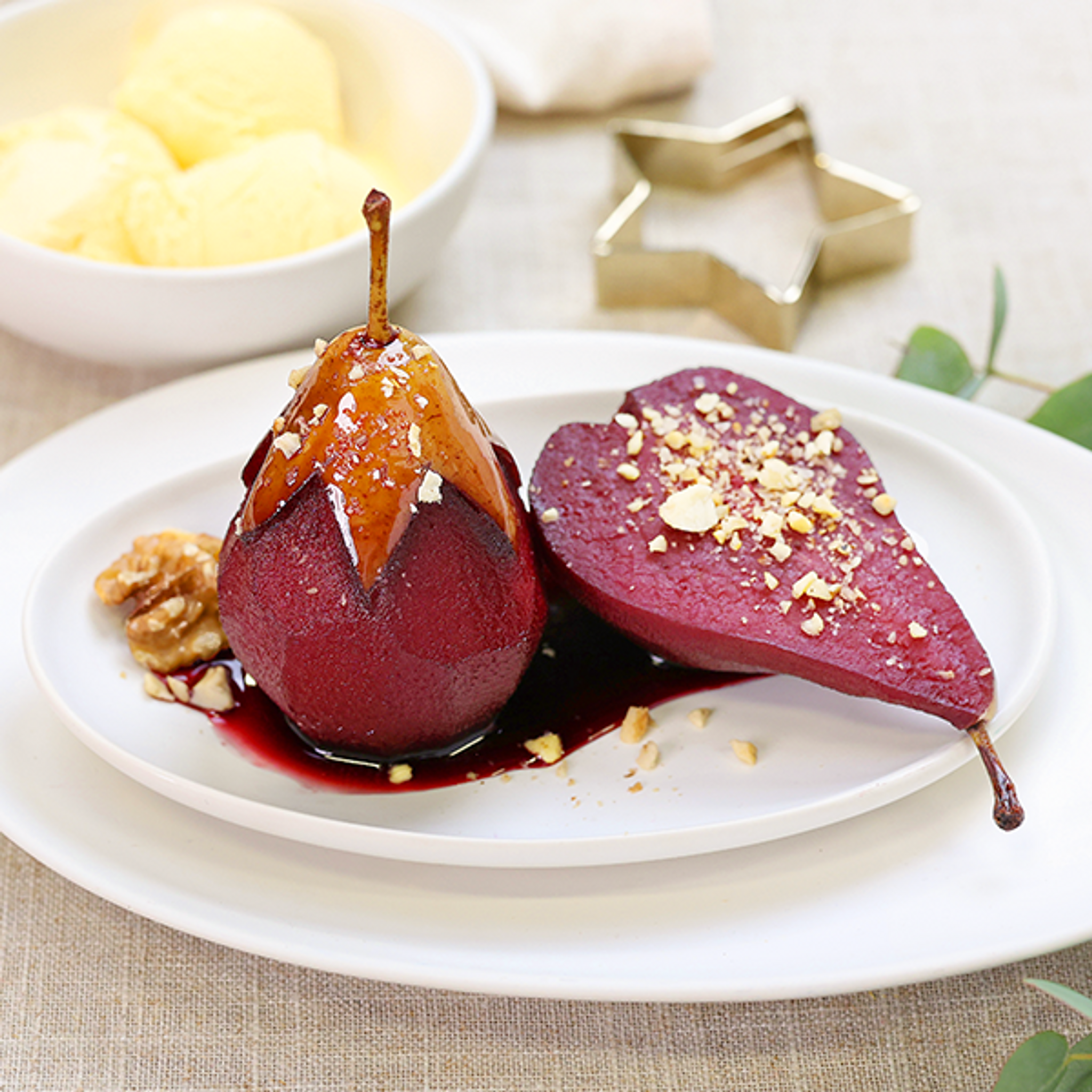 Hruška na víně s vanilkovou zmrzlinou