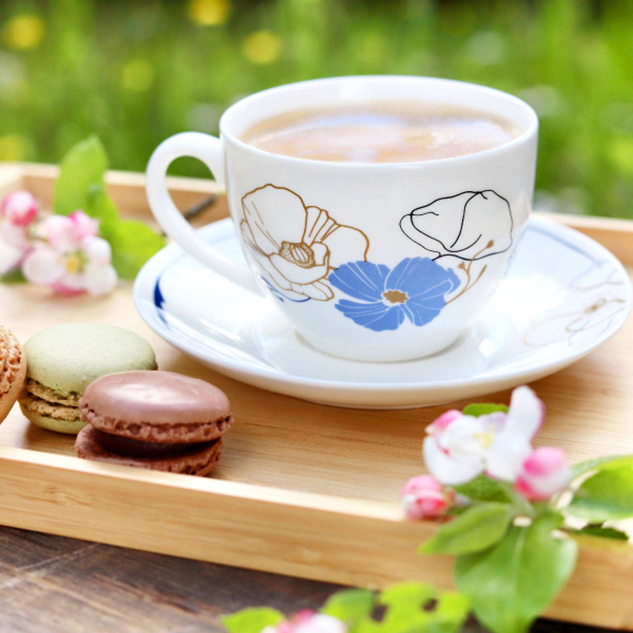 Tavaszi sütögetés és terítés virágok közt