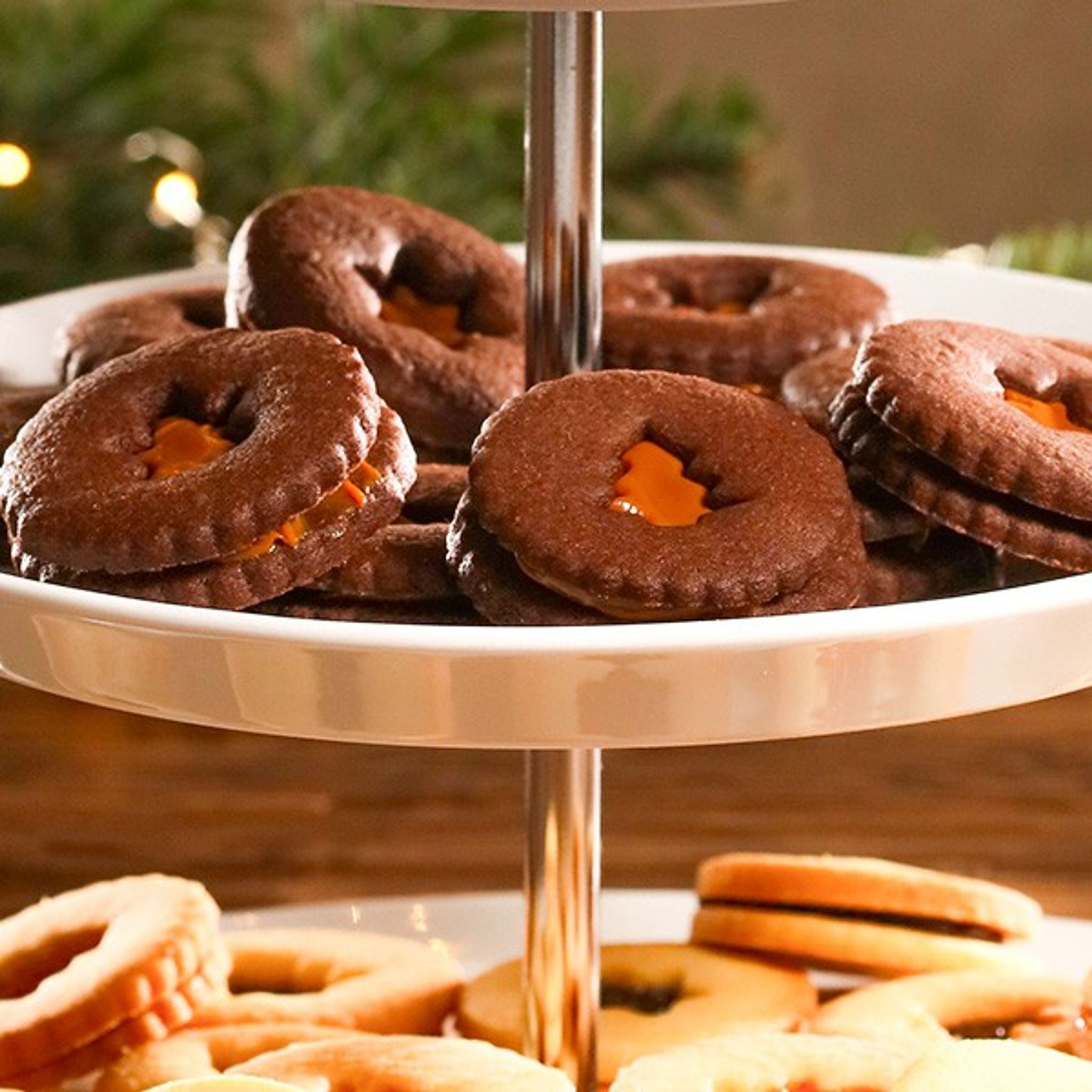 Kruche kakaowe ciastka z kremem karmelowym