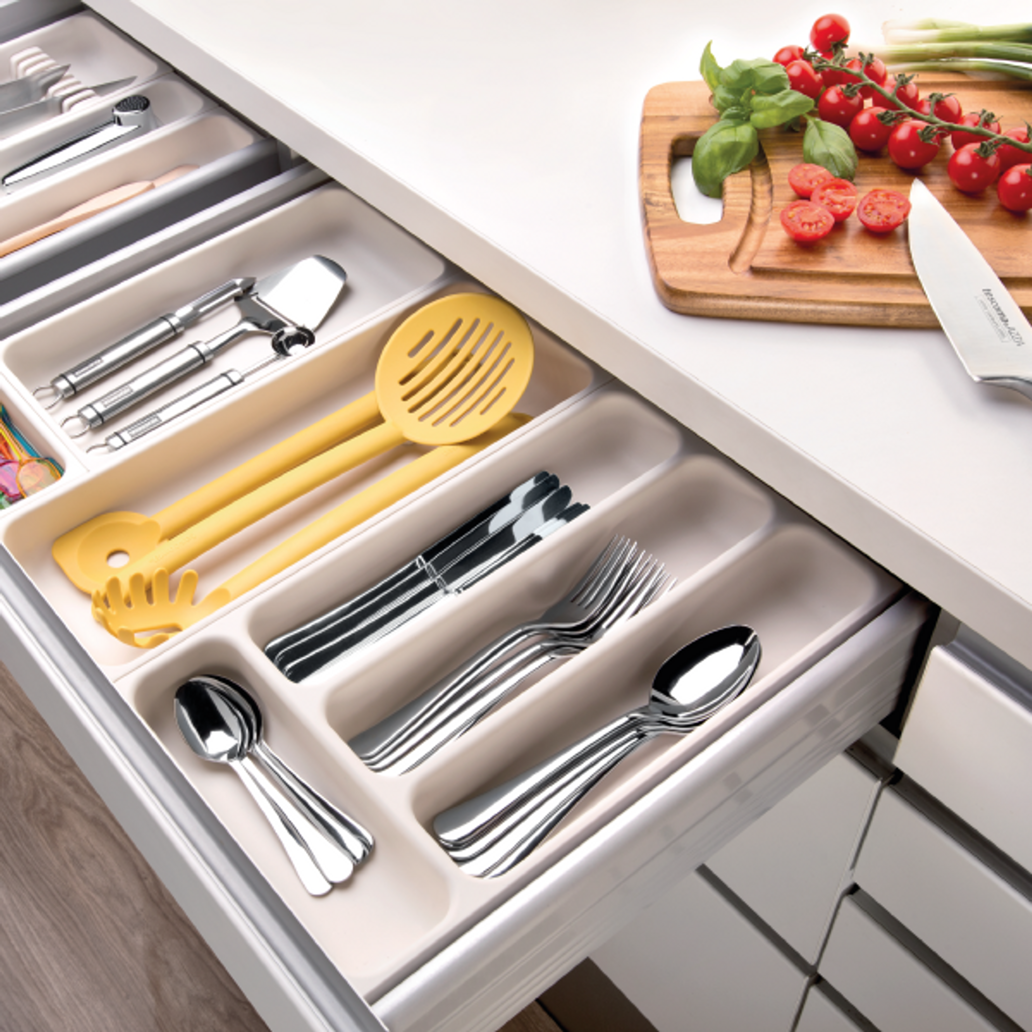 Aufgeräumte Küche & Vorratskammer