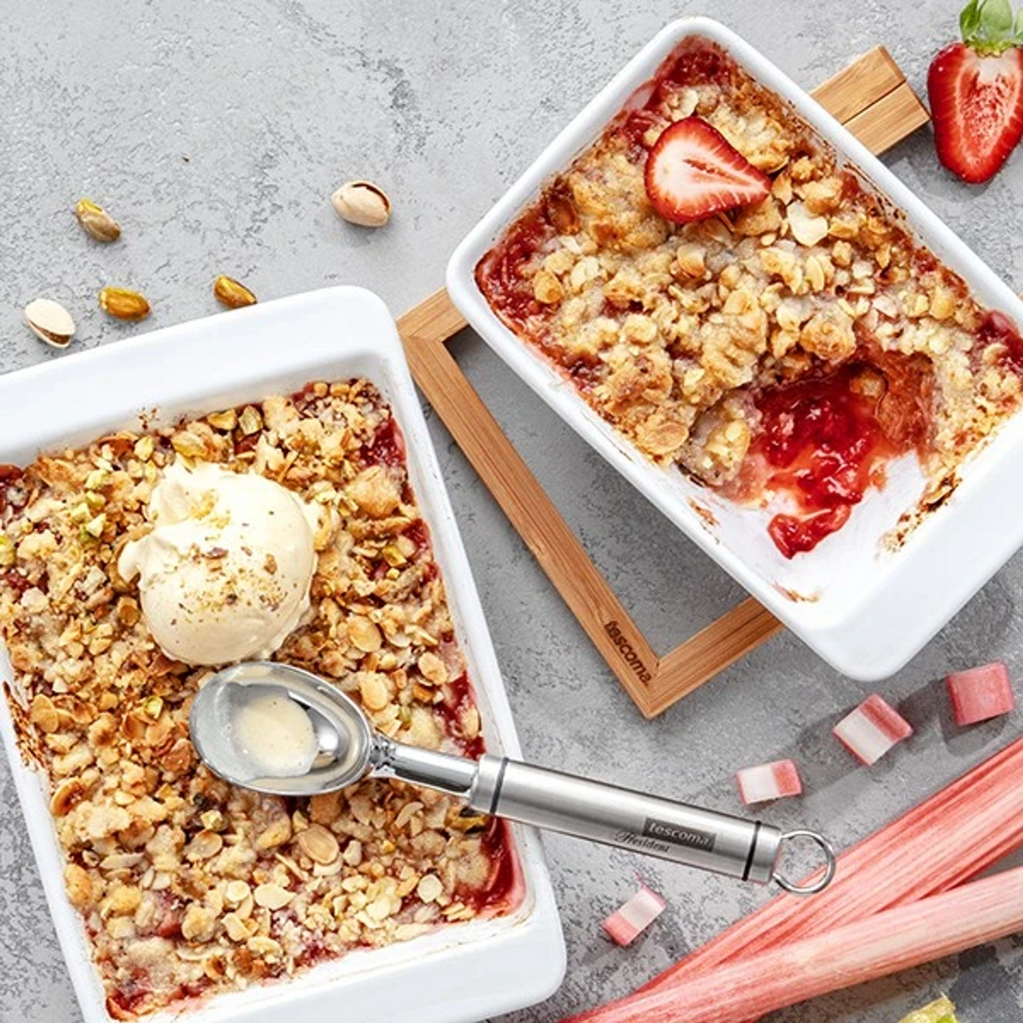 Crumble s jahodami a rebarborou
