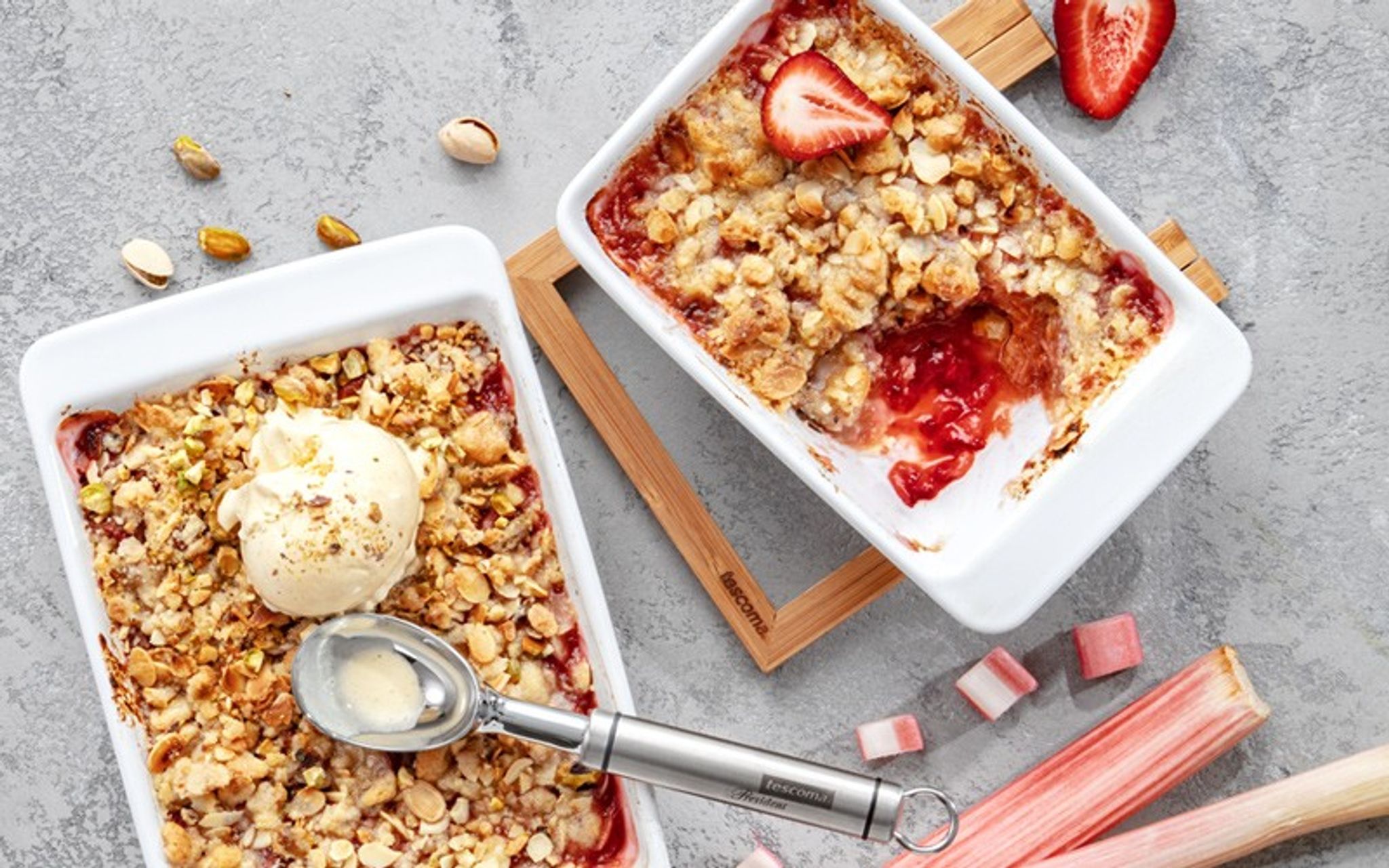 Crumble s jahodami a rebarborou