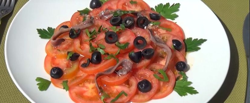 Soudková rajčata s ančovičkou a olivami