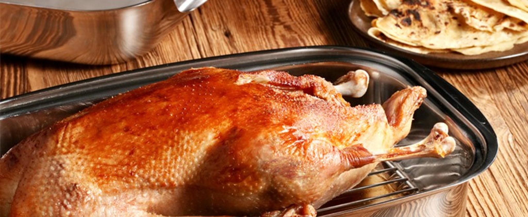 Ropogós libasült, párolt vöröskáposzta és loksa