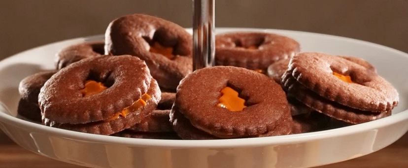 Kakao-Linzer-Plätzchen mit Karamellcreme