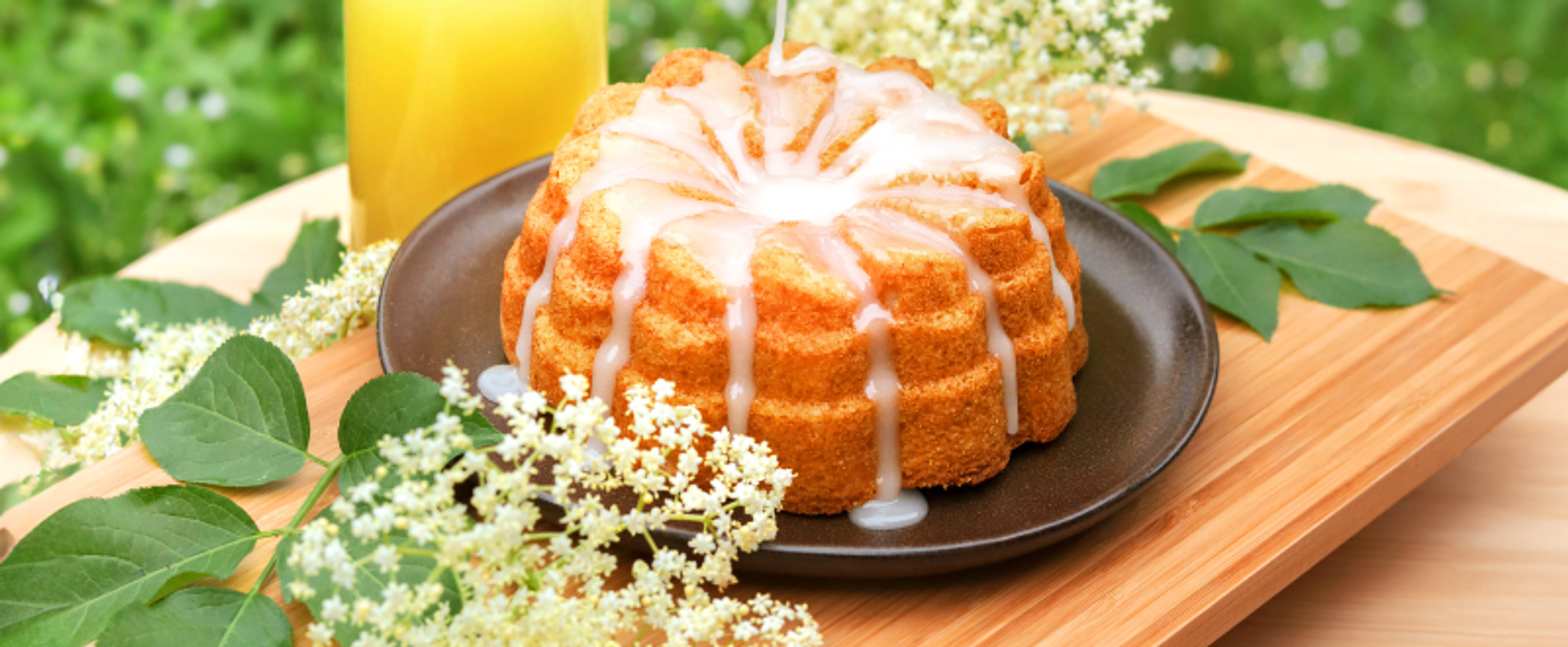 Ucztowanie i pieczenie w kwiatowej atmosferze