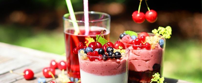 Erfrischendes Zitronen-Posset-Dessert mit Sommerfrüchten