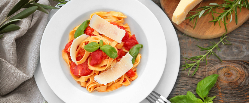 Tagliatelle com tomate e lascas de parmesão