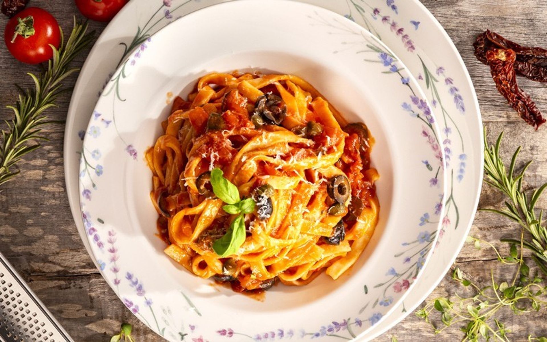 Sauce aus getrockneten Tomaten mit Nudeln