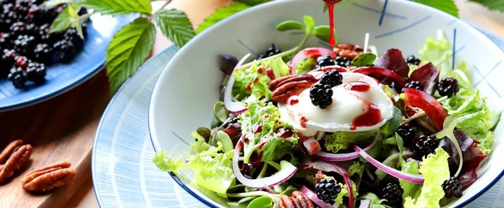 Sommersalat mit Brombeeren
