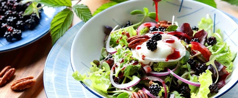 Sommersalat mit Brombeeren
