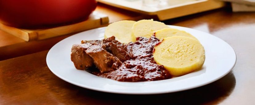 Lammfleisch mit Pflaumen und Zwetschgensauce