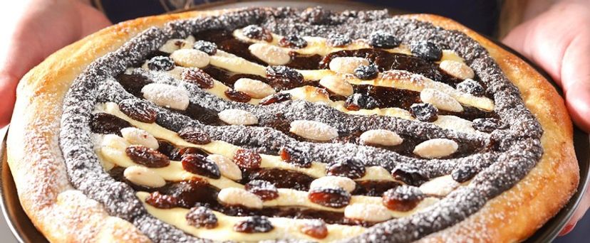 Hefekuchen mit Mohn, Marmelade und Hüttenkäse