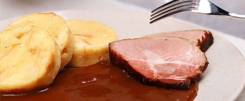 Pikante Sauce mit geräuchertem Fleisch