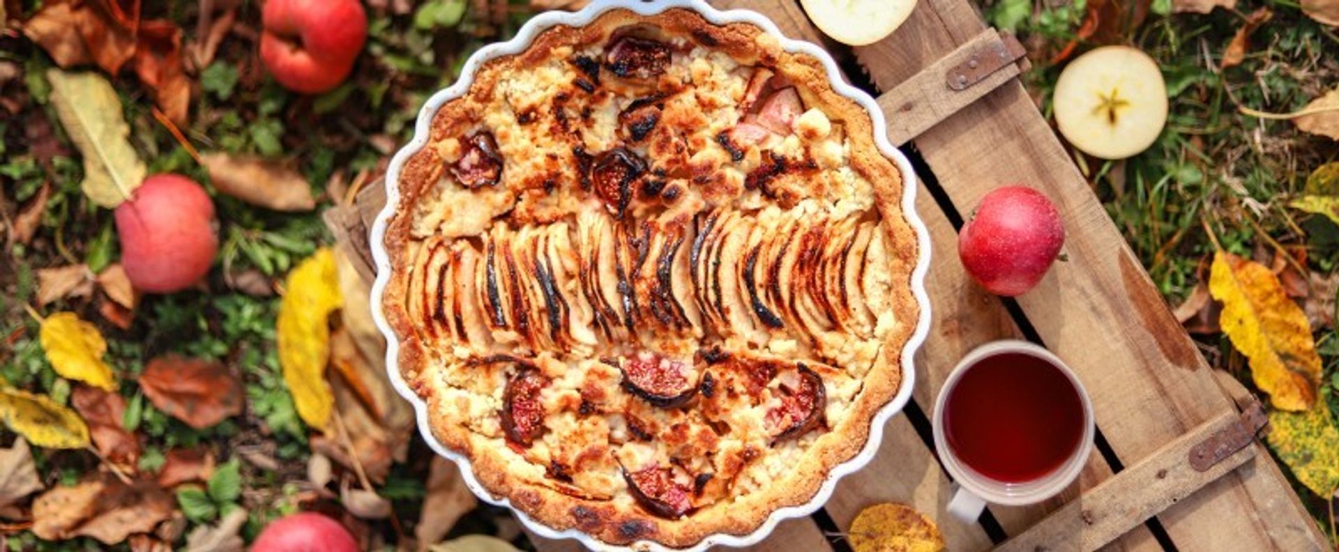 Herbstkuchen mit Äpfeln und Feigen