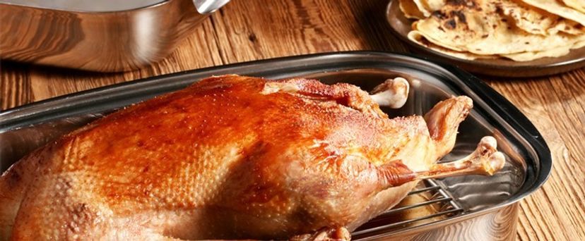 Knuspriger Gänsebraten, geschmorter Rotkohl und Fladen