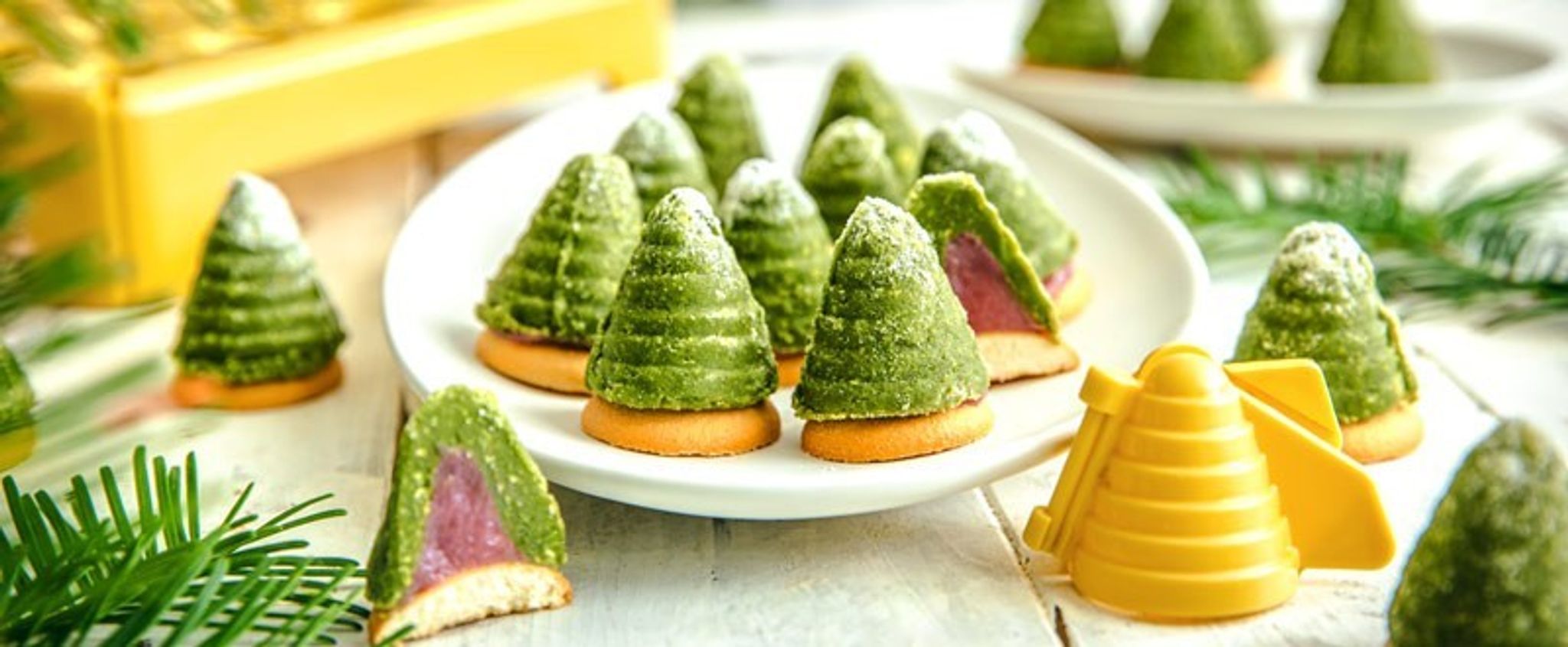 Matcha-Bienenkörbchen mit Erdbeerfüllung