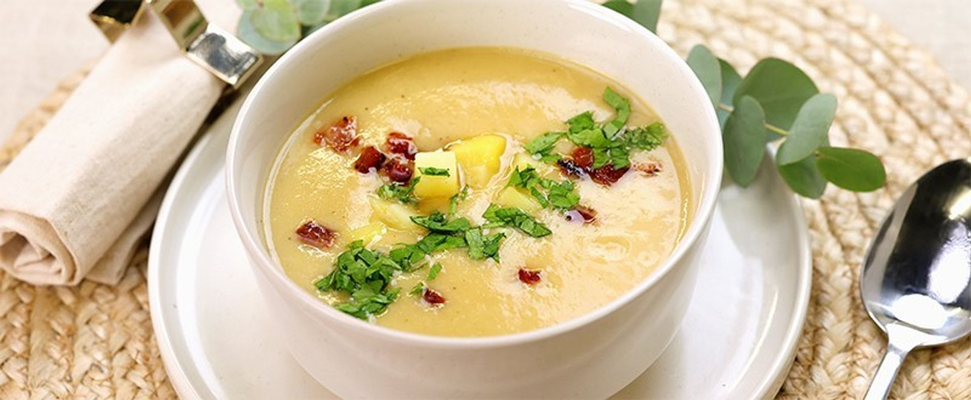 Selleriesuppe mit Kartoffeln und Speck