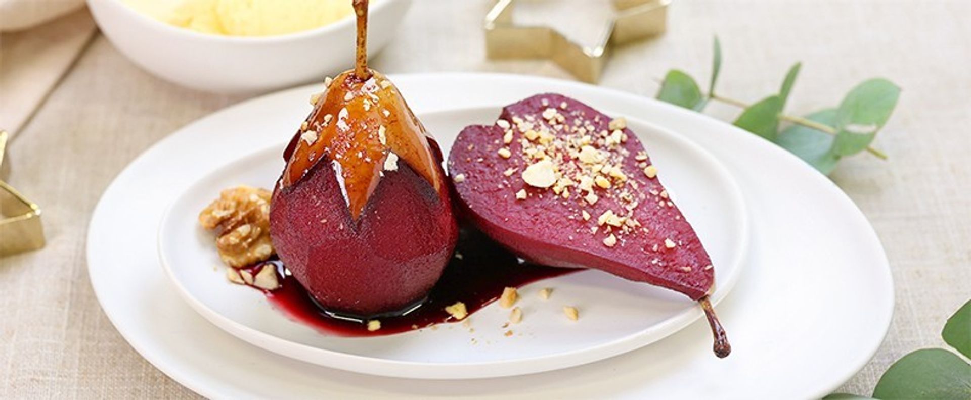 Birne auf Wein mit Vanilleeis