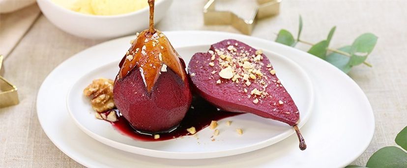 Birne auf Wein mit Vanilleeis