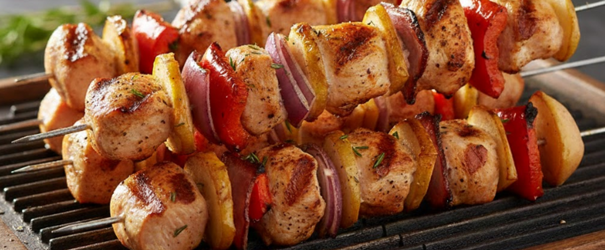 Espetadas de frango marinadas em molho de soja