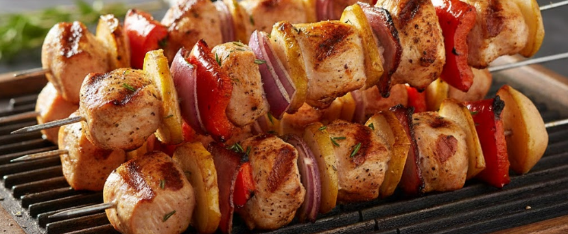 Espetadas de frango marinadas em molho de soja