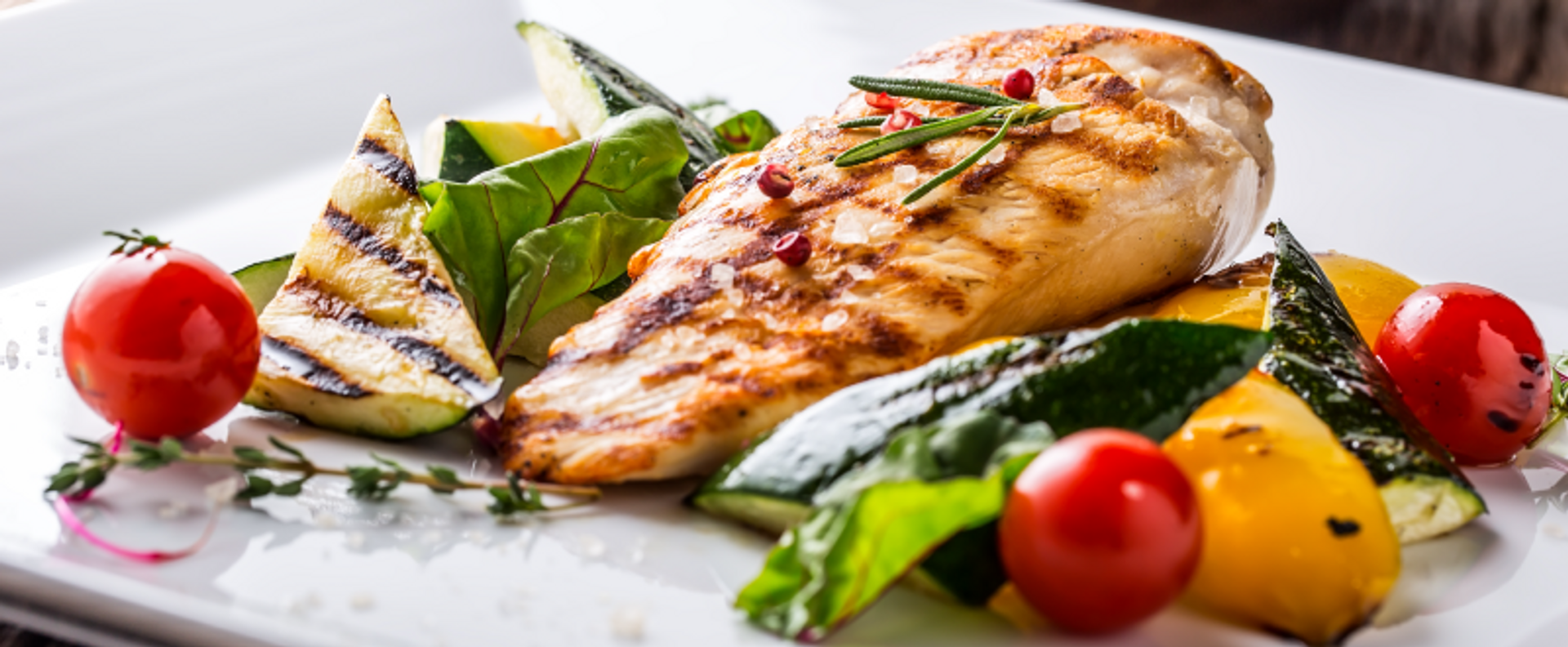 Wie man saftige Hähnchen auf dem Grill zubereitet