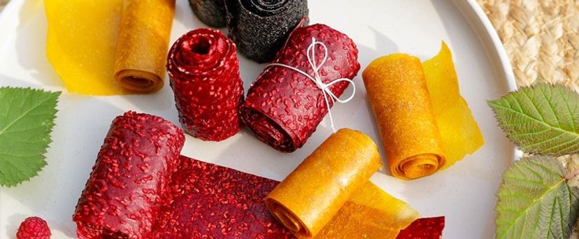 Fruchtröllchen mit Himbeeren, Heidelbeeren und Mango