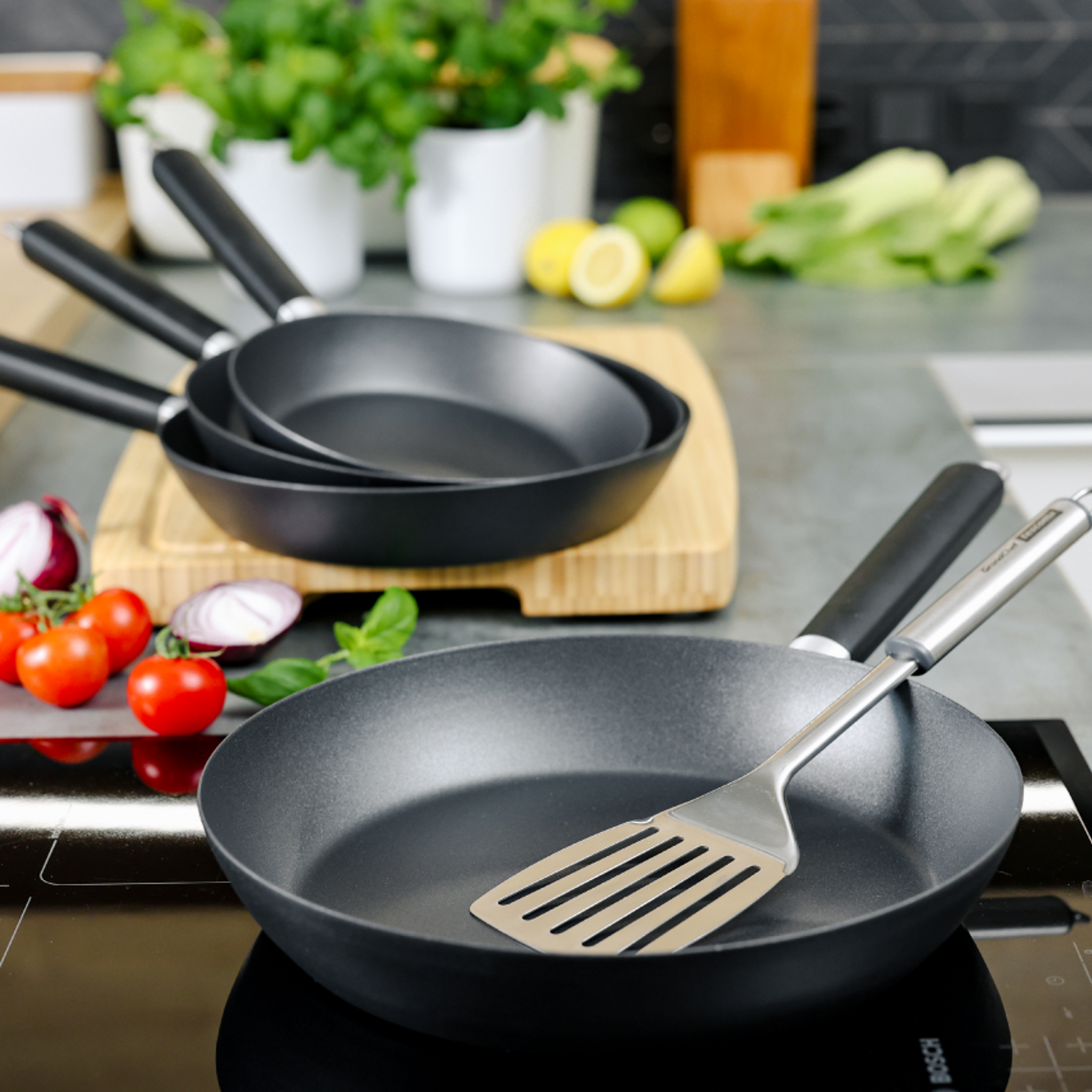 Objevte nepřilnavé pánve s keramickými částicemi