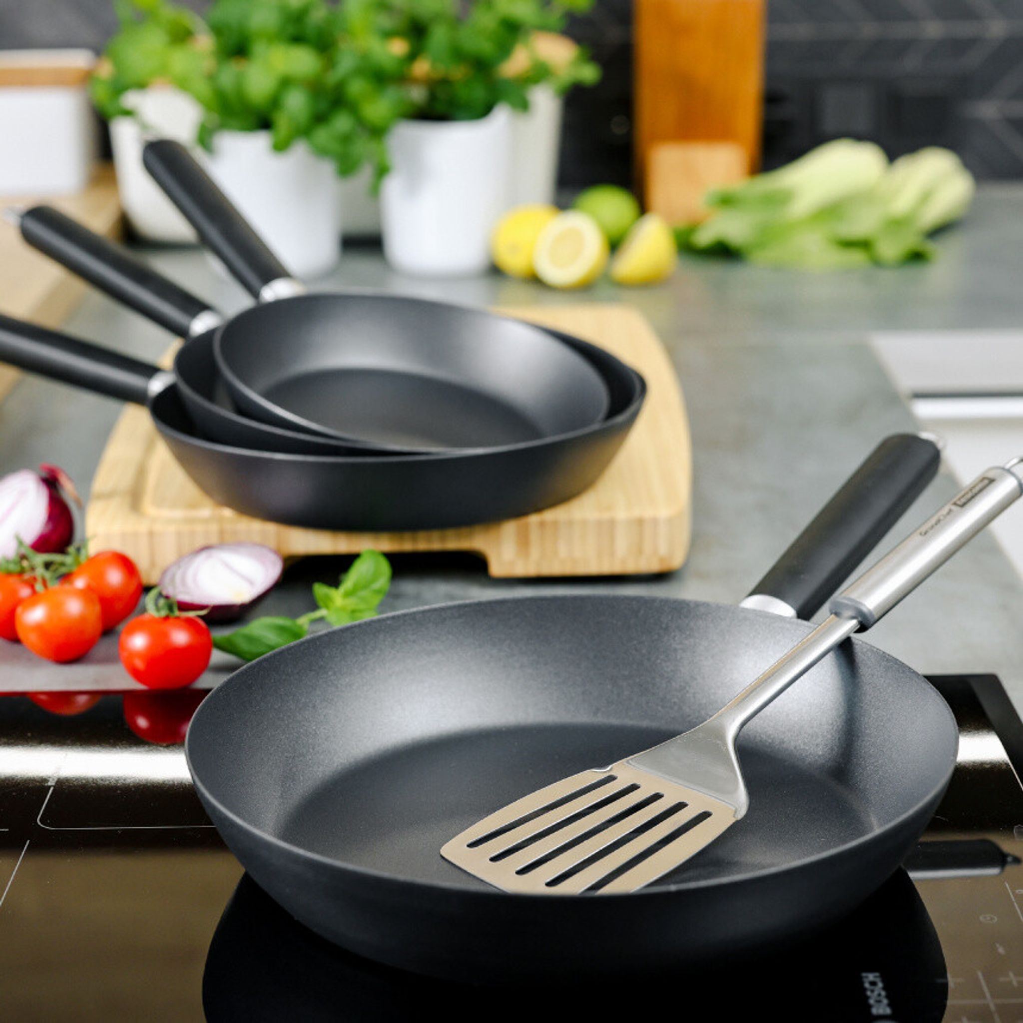 Frigideiras em aço carbono, livres de PTFE, para cozedura rápida e uniforme.