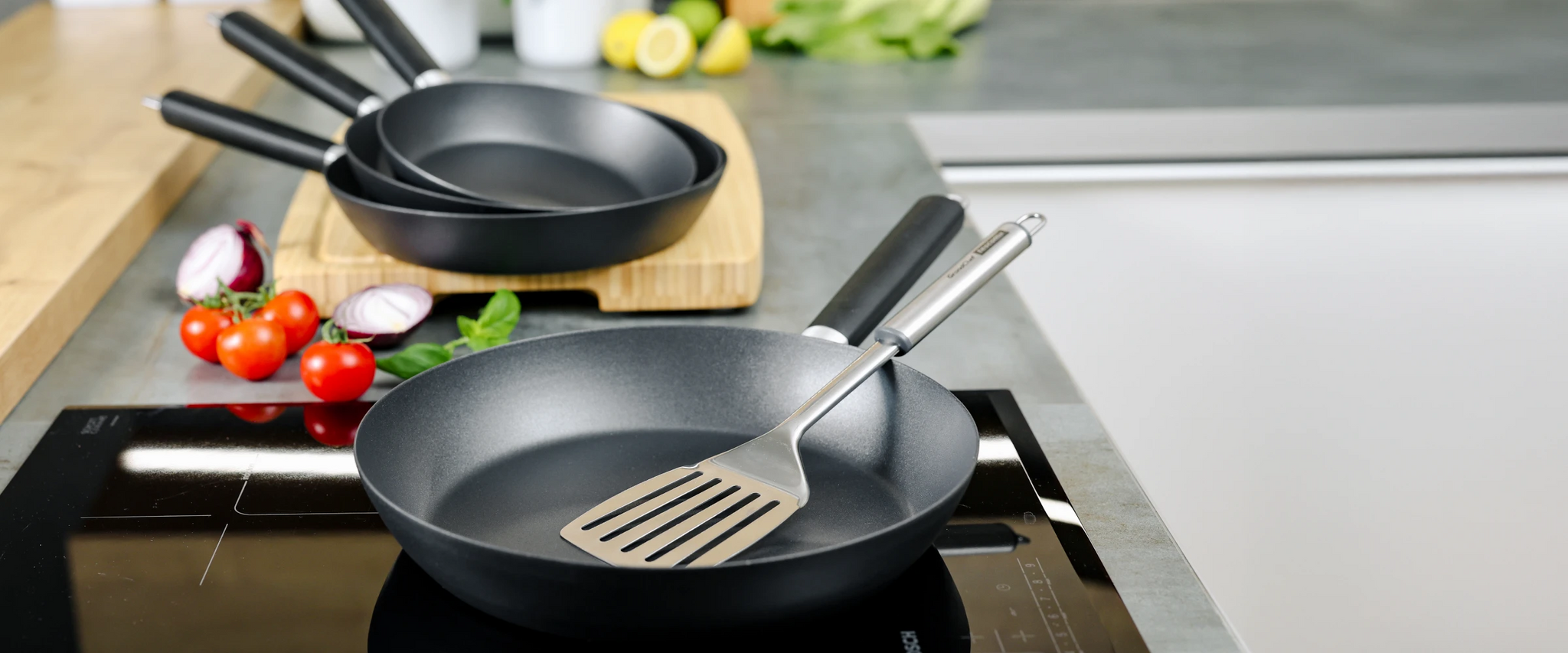 Objavte nepriľnavé panvice s keramickými časticami