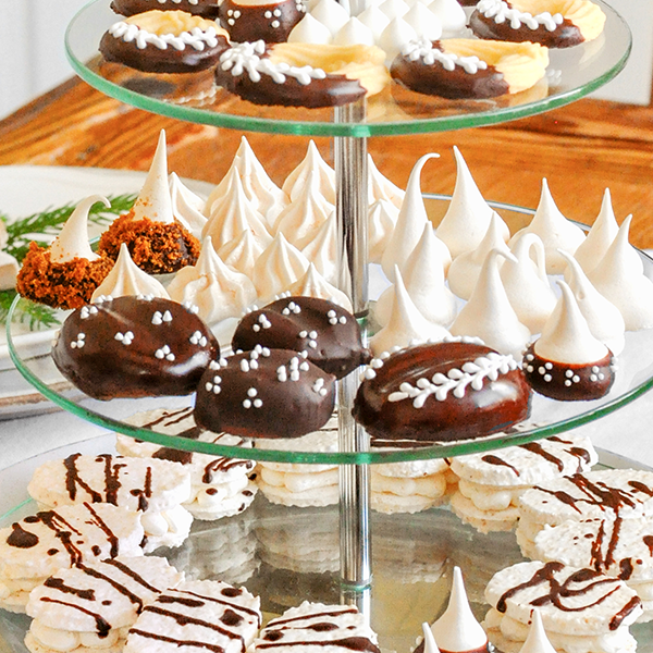 Plätzchen dekoriert auf Glasetagere - bild