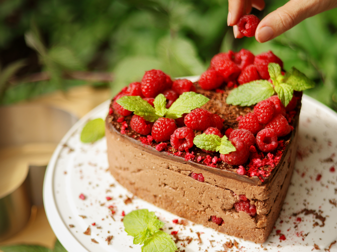 Nepečený čokoládový cheesecake s malinami - obrázek