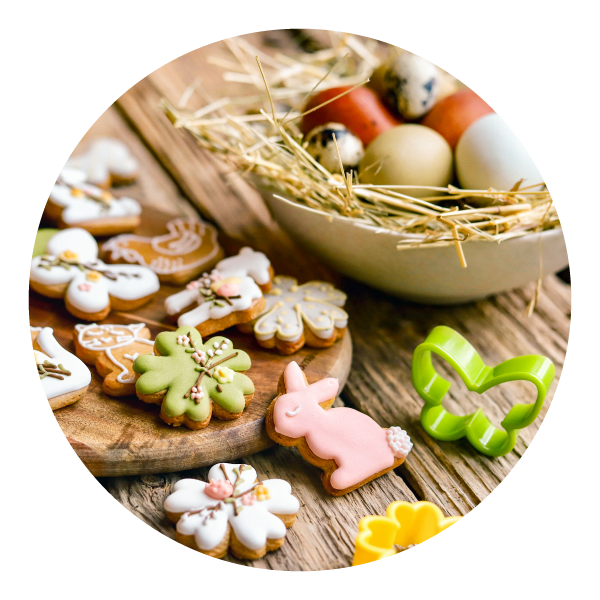 Ciasteczka w wielkanocnych kształtach - kwiatka, motylka, zajączka.