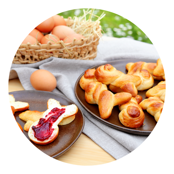 Drożdżowe zajączki, jeden z nich został przekrojony na pół i posmarowany dżemem.