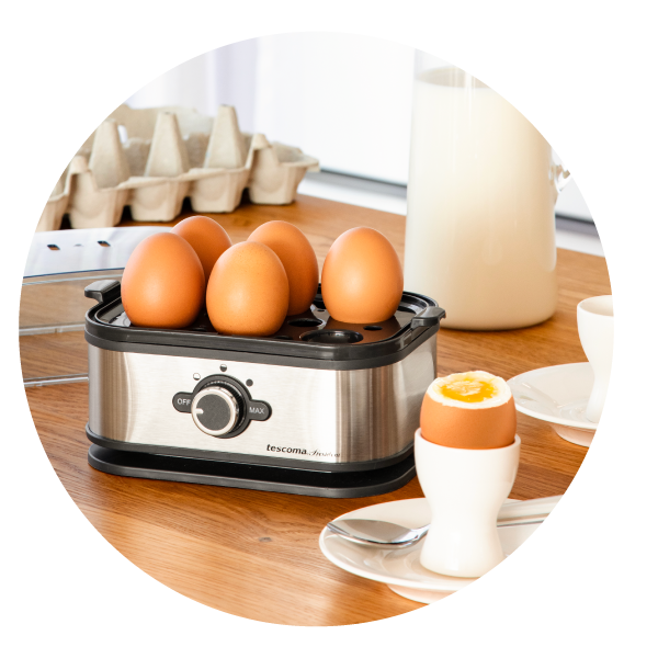 Srebrno-czarny jajowar, obok jajko w kieliszku.