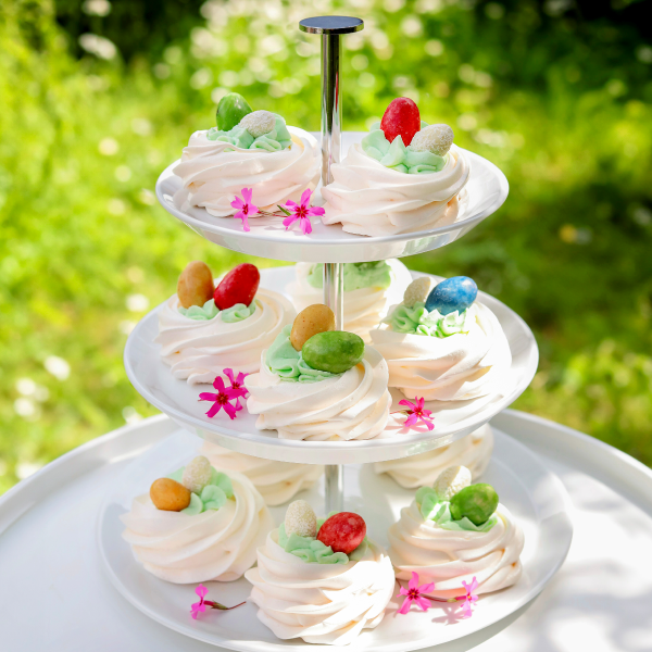 Patera pełna puszystych bez udekorowanych kolorywymi jajeczkami.