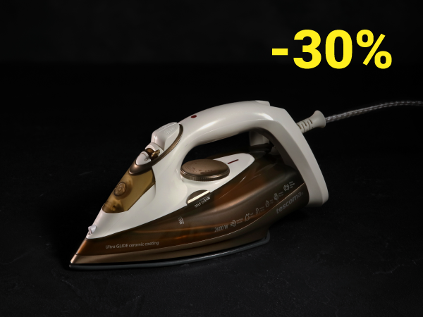 Żelazko parowe FANCY HOME w kolorze biało brązowym na czarnym tle. W prawym górnym rogu żółty napis -30%.