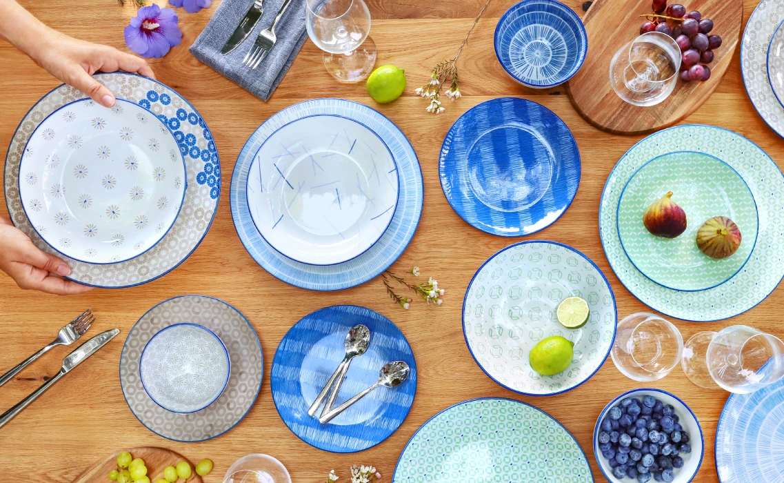 Porcelanowe talerze, talerzyki i miski FRESCO w pastelowych odcieniach niebieskiego, zieleni i beżu.