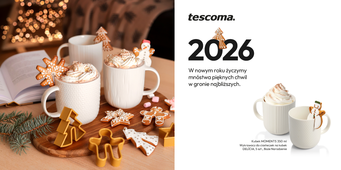 Zdjęcie białych kubów z wypukłymi wzorami. Kubki są wypełnione napojem zwieńczonym bitą śmietaną, na krawędziach kubków zawieszone są pierniczki z wycięciem. Po prawej napis: 2026 W nowym roku życzymy Mnóstwo pięknych chwil w gronie najbliższych.