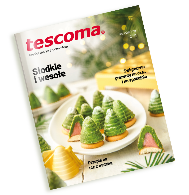 Zdjęcie przedstawia katalog tescoma jesień/zima 2025. Na okładce katalogu widnieją nadziewane ciasteczka pszczele ule w kolorze zielonym z różowym nadzieniem w środku. Ciasteczka przypominają choinki oprószone śniegiem, ponieważ są posypane cukrem pudrem. Pod napisem "tescoma" widnieje tekst "czeska marka z pomysłem". Poniżej odnośniki do artykułów w katalogu: "słodkie i wesołe", "świąteczne prezenty na czas i na spokojnie" oraz "przepis na ule z matchą".