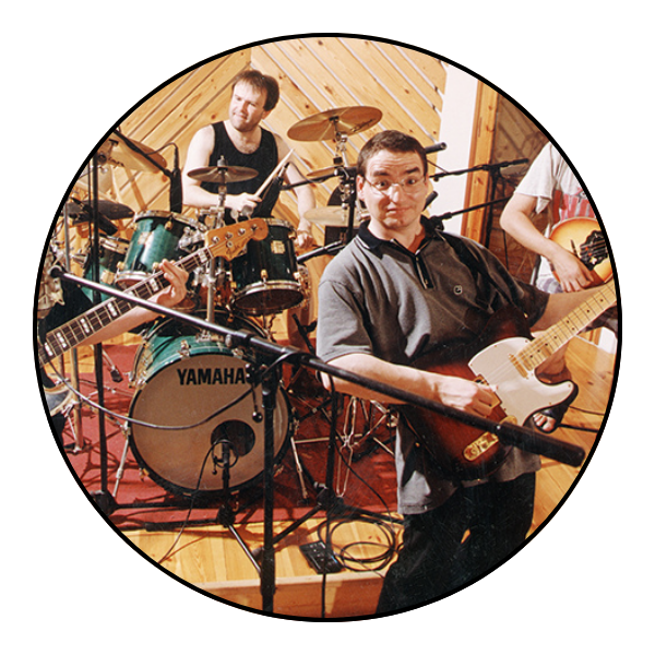 Dwa mężczyźni grają na instrumentach. Jiří Vaculík na gitarze, Petr Chmela na perkusji.