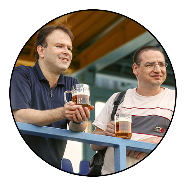 Jiří Vaculík i Petr Chmela trzymają kufle z piwem.