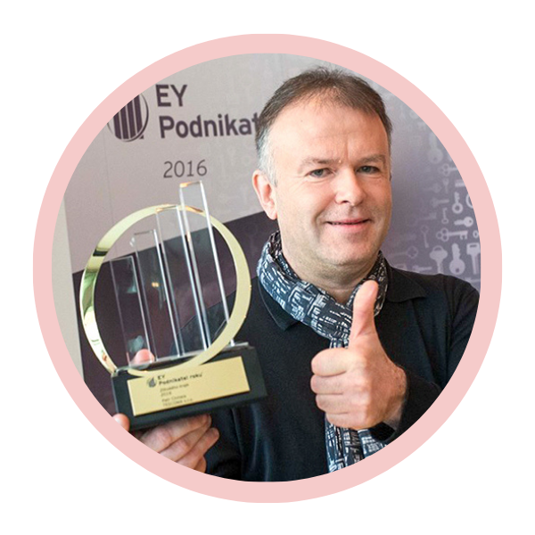 Petr Chmela pozuje ze statuetką i unosi kciuk.