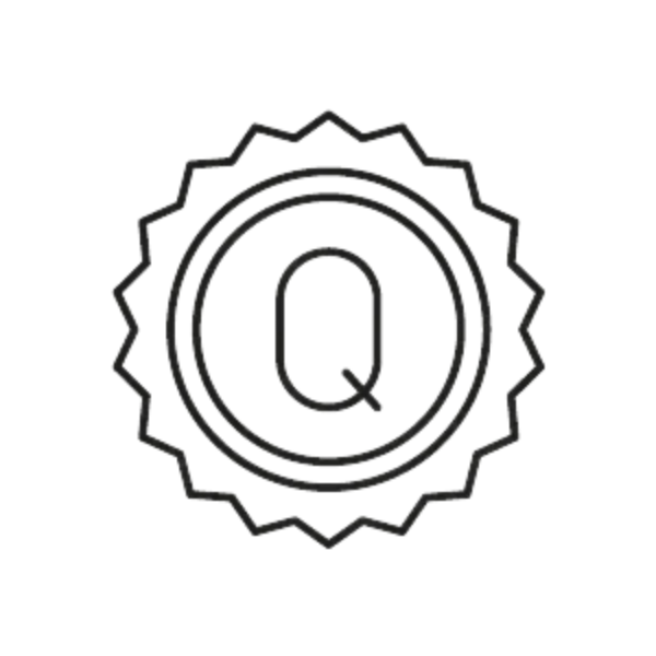 Prosta grafika przedstawiająca odznakę z literą "Q" wewnątrz. Czarny kontur bez wypełnienia.