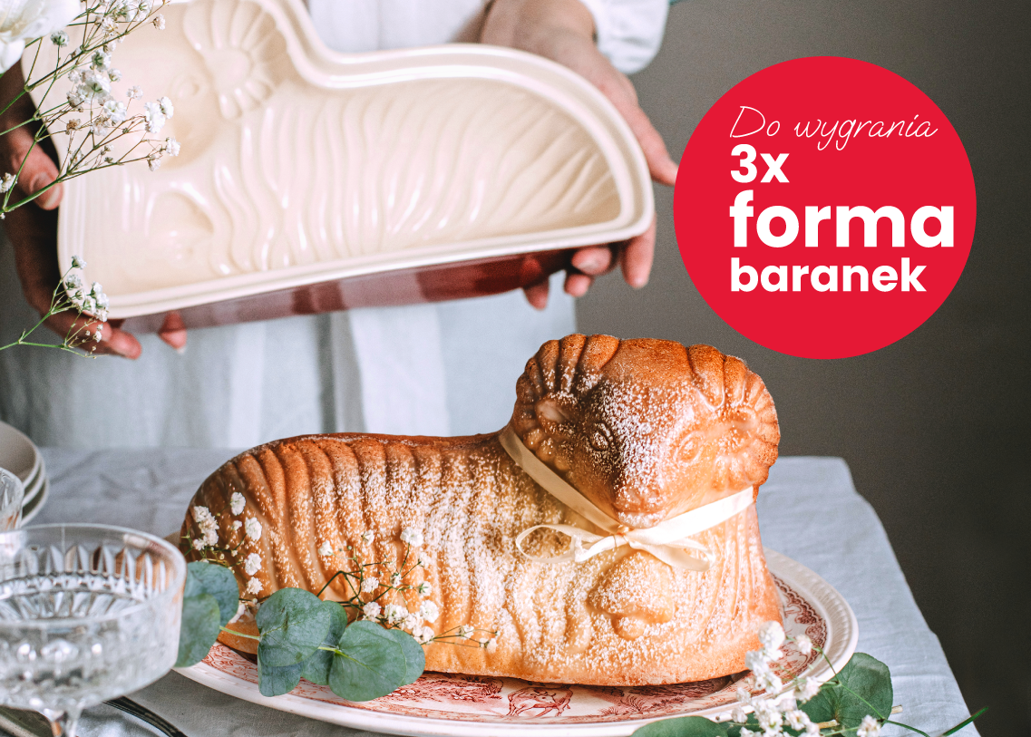 Ciasto w kształcie wielkanocnego baranka. W tle kobieta trzyma ceramiczną formę w kształcie baranka.