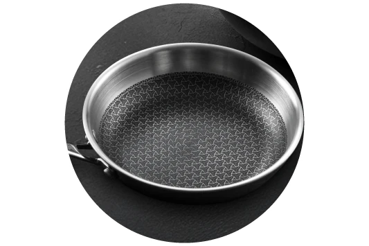 opis: stalowa patelnia z warstwą nieprzywierającą i stalowym rastrem na dnie