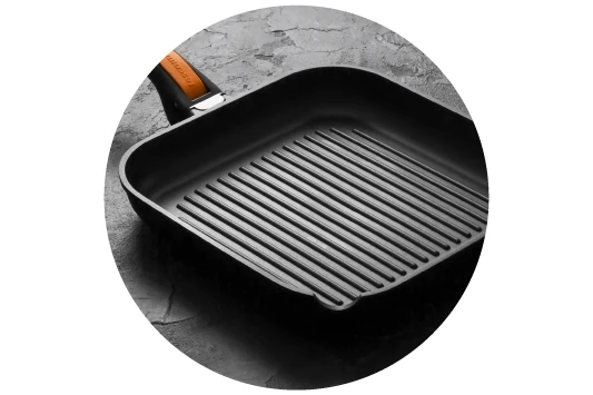 opis: kwadratowa patelnia z wgłębieniami do grillowania.