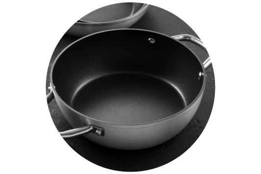 opis: głęboka patelnia z dwoma stalowymi uchwytami, czarną powłoką nieprzywierającą i szarą powłoką na zewnątrz korpusu